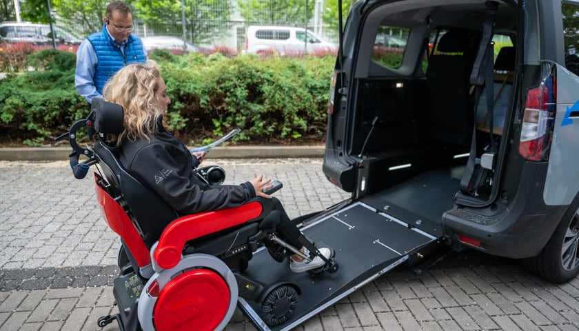 Targi Innowacje w dostępności, zdjęcie archiwalne z 2025 roku. Na zdjęciu kobieta na nowoczesnym wózku inwalidzkim wjeżdżająca na pokład minibusa. 