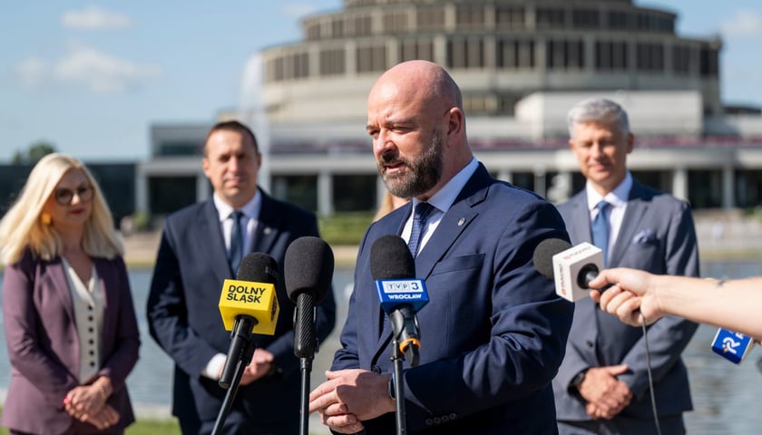 Prezydent Wrocławia Jacek Sutryk na konferencji prasowej zapowiadającej ABSL Summit przed Halą Stulecia. W tle od lewej: Magdalena Piasecka (wiceprezes zarządu Hali Stulecia), marszałek województwa Paweł Gancarz i Janusz Dziurzyński (prezes ABSL).