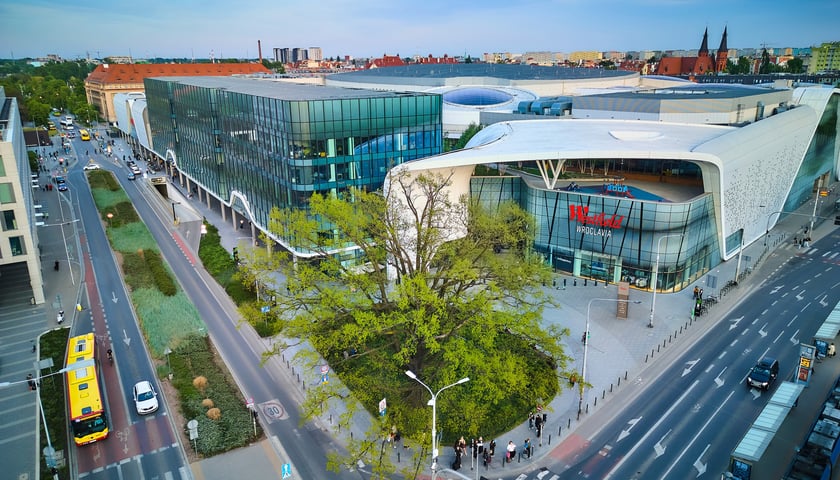 Wizualizacja budynku centrum handlowego Wroclavia z nowym logo międzynarodowej marki Westfield