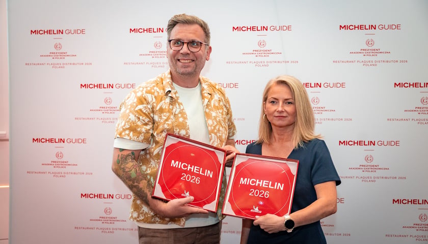 Uczestnicy uroczystości wręczenia plakiet przewodnika Michelin 2026.