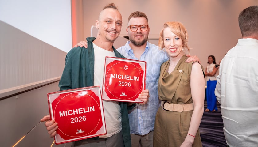 Uczestnicy uroczystości wręczenia plakiet przewodnika Michelin 2026.