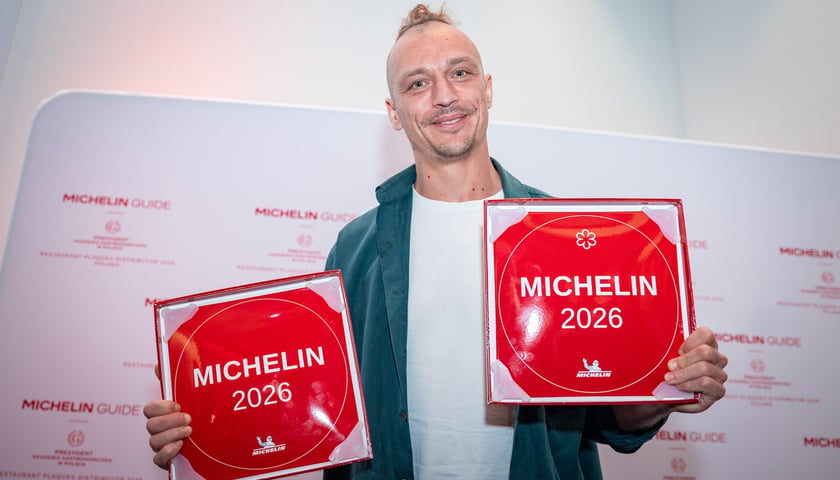 Uczestnicy uroczystości wręczenia plakiet przewodnika Michelin 2026.