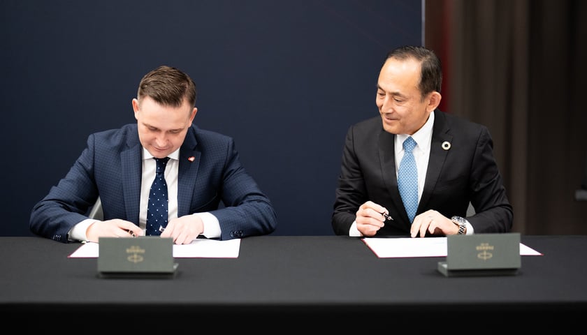 Podpisanie umowy grantowej przez ministra Michała Jarosa i Shinichi Yasui, wiceprezesa wykonawczego Toyota Motor Europe.