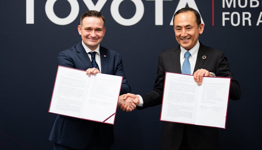 Podpisanie umowy grantowej przez ministra Michała Jarosa i Shinichi Yasui, wiceprezesa wykonawczego Toyota Motor Europe.