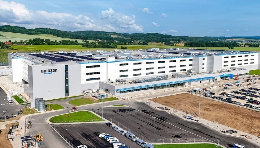 Potężne hale magazynowe w tle widać góry. Supernowoczesne centrum logistyczne Amazon powstanie w Dobromierzu na Dolnym Śląsku
