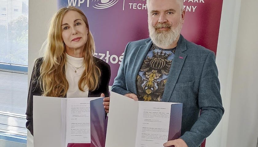 Powiększ obraz: Małgorzata Pindur, dyrektor Działu Badań i Rozwoju Popławska Group i Maciej Potocki, prezes Wrocławskiego Parku Technologicznego