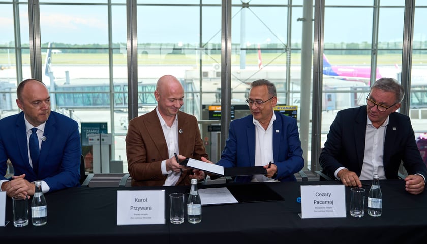 Podpisanie umowy na budowę terminalu non-Schengen. Od lewej: Przemysław Kuliś (Strabag), Karol Przywara, Cezary Pacamaj i Dariusz Kowalczyk (Port Lotniczy Wrocław)