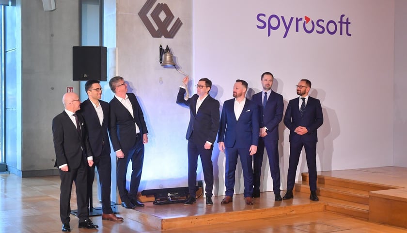 Spyrosoft debiutuje na GPW w Warszawie.  W środku stoi Konrad Weiske