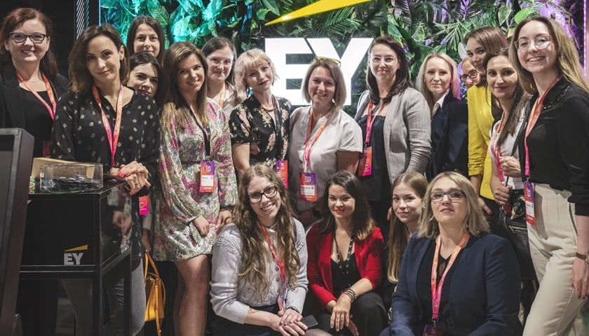 Grupa uśmiechniętych kobiet.  EY GDS Wrocław: Wolontariusze firmy wspierają edukację młodzieży