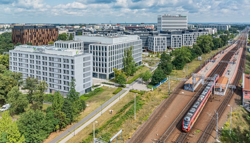 Zdjęcie lotnicze kompleksu biurowego obok torów kolejowych i pociągu przy stacji Wrocław Mikołajów. Pruftechnik – Fluke Corporation: Globalna spółka otwiera biuro.
