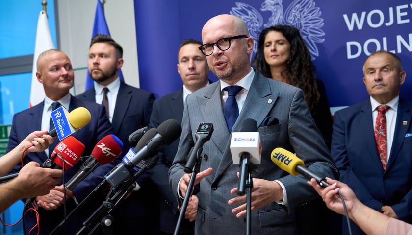 <p>Konferencja prasowa w Dolnośląskim Urzędzie Wojew&oacute;dzkim, 10.08.2026. Przy mikrofonie wiceprezydent Wrocławia, Jakub Mazur.</p>