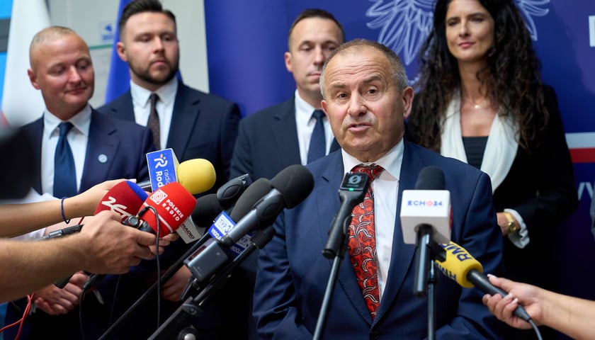 <p>Konferencja prasowa w Dolnośląskim Urzędzie Wojew&oacute;dzkim, 10.08.2026. Przy mikrofonie burmistrz Miękini Jan Marian Grzegorczyn.</p>