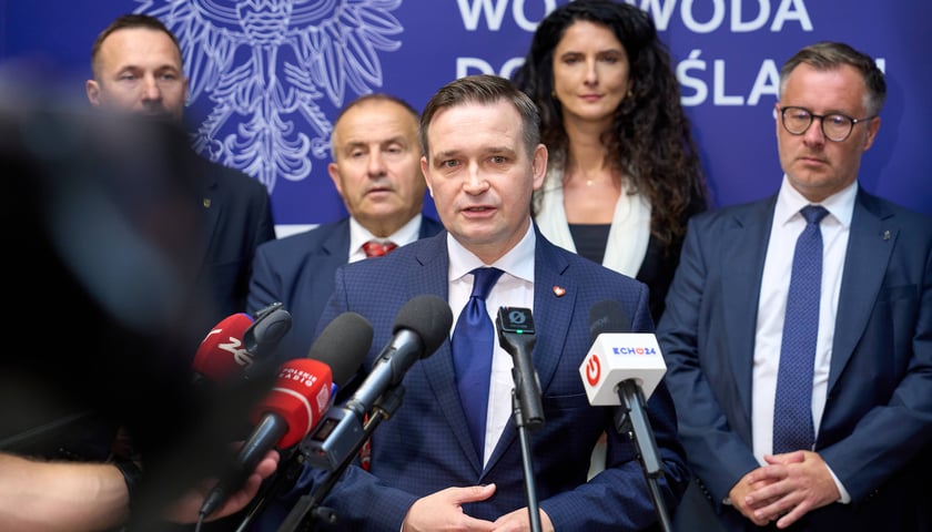 <p>Konferencja prasowa w Dolnośląskim Urzędzie Wojew&oacute;dzkim, 10.08.2026. Przy mikrofonie wiceminister Rozwoju i Technologii, Michał Jaros.</p>