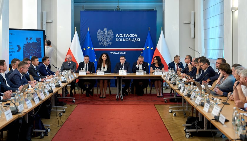 Spotkanie przedstawicieli administracji rządowej, samorządów i instytucji zaangażowanych w przygotowania do inwestycji TEEMA w Miękini. Wrocław, 10.08.2026.