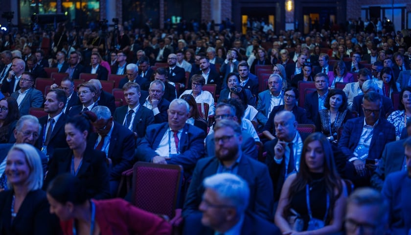 Uczestnicy XXXIV Forum Ekonomicznego w Karpaczu w 2025 roku, zdjęcie archiwalne, ilustracyjne.