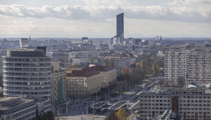 Zdjęcie ilustracyjne - widok z drona na biurowce i budynki przy Rondzie Reagana , w tle widoczny Sky Tower.