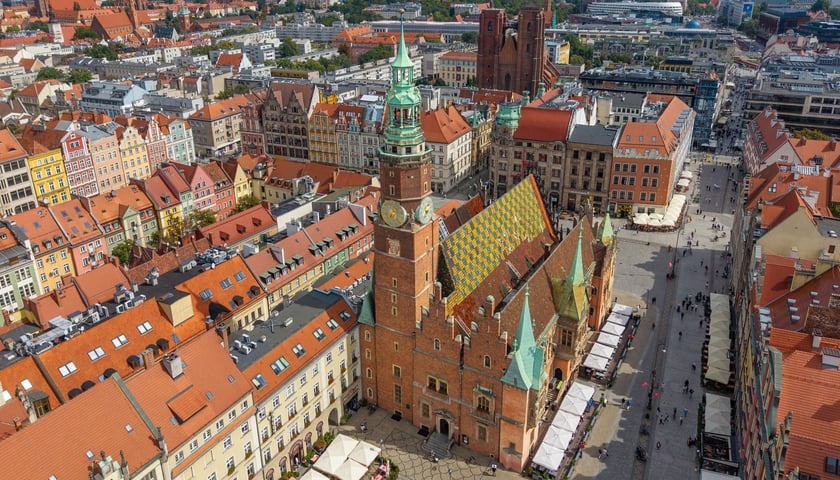 Wrocławski Stary Ratusz, widok z drona. Zdjęcie ilustracyjne.
