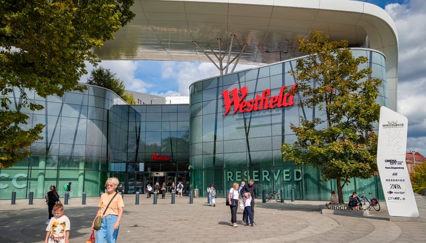 Budynek centrum handlowego od strony skrzyżowania ul. Borowskiej i Dyrekcyjnej. Na elewacji zawieszono już nową nazwę "Westfield", na tablicy przed budynkiem widnieje jeszcze poprzednie logo "Wroclavia".