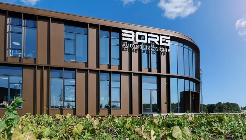 Zdjęcie ilustracyjne - biurowiec z umieszczonym na fasadzie logiem "Borg Automotive Group".