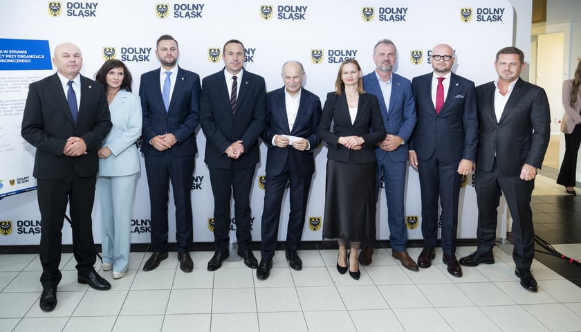 Uczestnicy konferencji przed 35. Forum Ekonomicznym (od lewej): Wojciech Bochnak - wicemarszałek, Magdalena Okulowska - prezes ARAW, Michał Rado - wicemarszałek, Paweł Gancarz - marszałek, Zygmunt Berdychowski - z Rady Programowej Forum Ekonomicznego, Natalia Gołąb - członek zarządu Województwa Dolnośląskiego, Jakub Mazur - wiceprezydent Wrocławia, Jarosław Gołębiewski - prezes Gołębiewski Holding