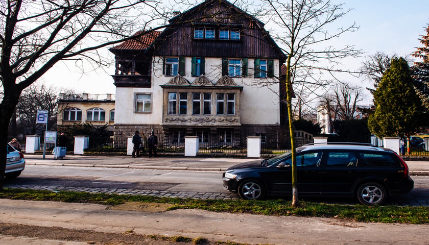 Szkoła teatralna sprzedaje willę przy ul. Jastrzębiej