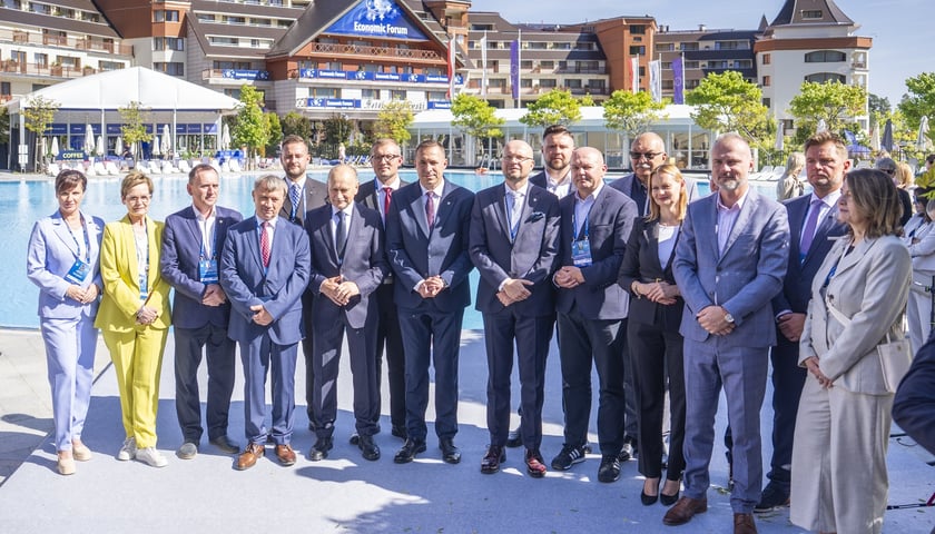 Grupa osób stojąca na tle hotelu Gołębiewski w Krapaczu - inauguracja XXXV Forum Ekonomicznego, 8 września 2026 r.