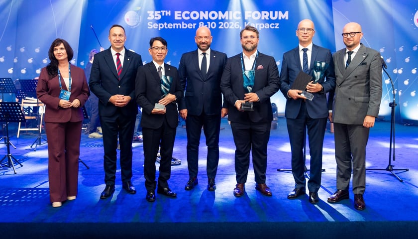 Gala wręczenia Nagród Prezydenta Wrocławia na Forum Ekonomicznym w Karpaczu. Na zdjęciu laureaci nagrody w towarzystwie prezydenta Jacka Sutryka, marszałka Pawła Gancarza, wiceprezydenta Jakuba Mazura i prezes ARAW Magdaleny Okulowskiej