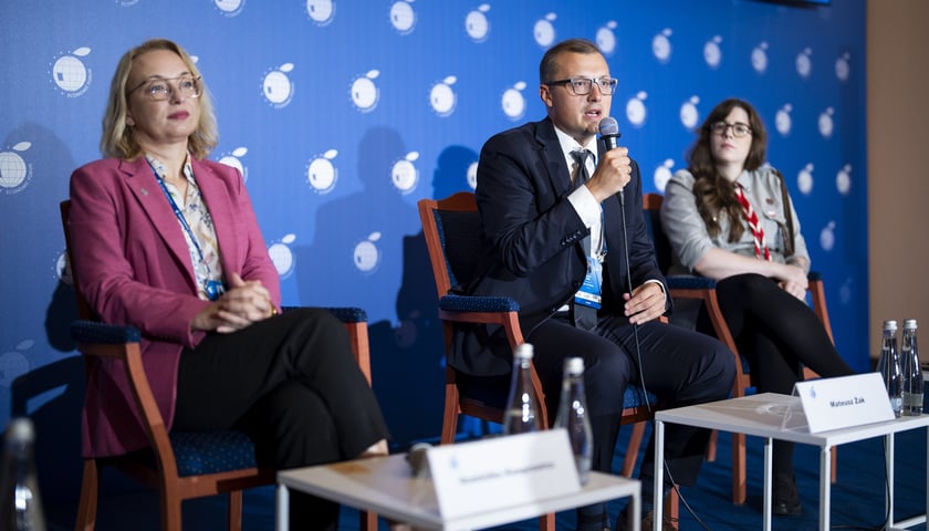 Panel „Polska wspólna sprawa – czyli co łączy Polaków?” podczas Forum Ekonomicznego w Karpaczu. Z lewej prof. Dominika Kasprowicz z Uniwersytetu Jagiellońskiego, Mateusz Żak – wiceprezydent Wrocławia (w środku), Martyna Kowacka, naczelniczka ZHP (z prawej).