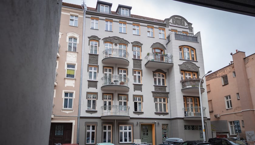 Widok na odnowioną fasadę kamienicy Cybulskiego 10, 14 września 2026