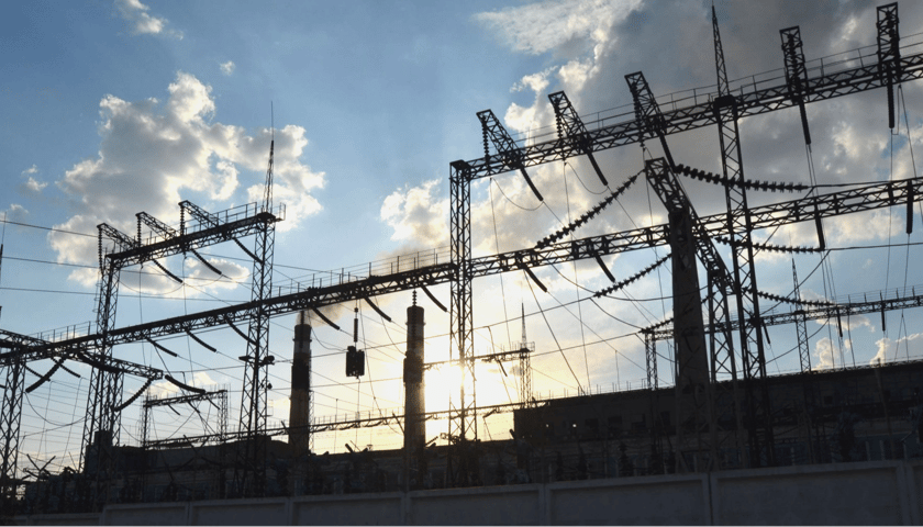 zdjęcie ilustracyjne: infrastruktura energetyczna na tle nieba