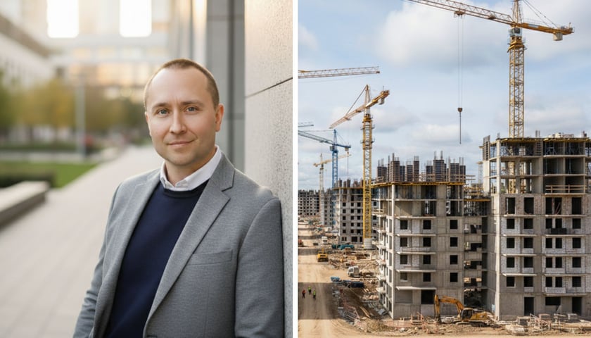 Uśmiechnięty mężczyzna oparty o ścianę, budowa domów, w tle dźwigi. Piotr Wiak – ekspert i analityk rynku mieszkaniowego