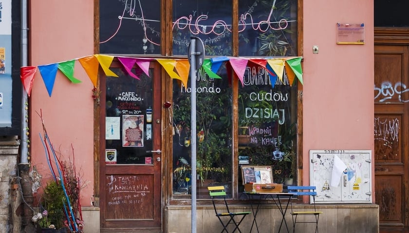 Witryna kawiarni Cafe Macondo - jednego z uczestników festiwalu "Halo Nadodrze"