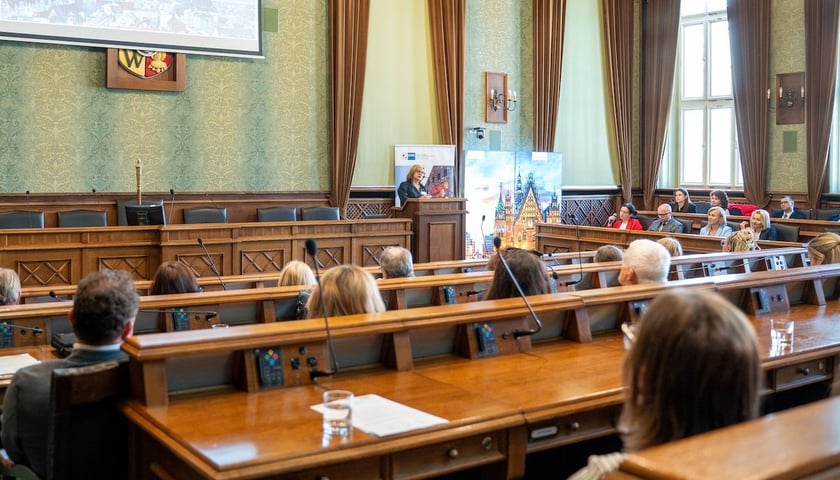 Zdjęcie archiwalne - konferencja z udziałem przedsiębiorców w Sali Sesyjnej z 2025 r.