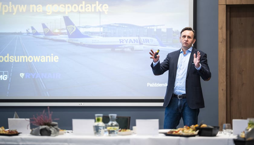 Michał Kaczmarzyk, Chief Executive Officer BUZZ (grupa Ryanair), prezentacja raportu KPMG o obecności linii Ryanair we Wrocławiu, Port Lotniczy Wrocław, 30 października 2026