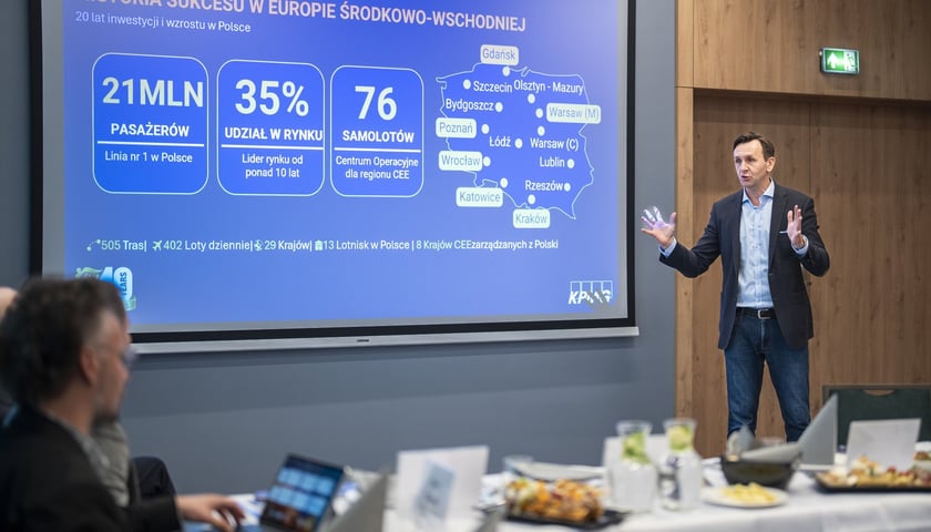 Michał Kaczmarzyk, Chief Executive Officer BUZZ (grupa Ryanair), prezentacja raportu KPMG o obecności linii Ryanair we Wrocławiu, Port Lotniczy Wrocław, 30 października 2026