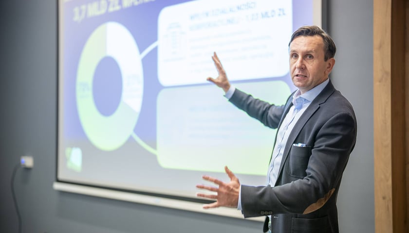 Michał Kaczmarzyk, Chief Executive Officer BUZZ (grupa Ryanair), prezentacja raportu KPMG o obecności linii Ryanair we Wrocławiu, Port Lotniczy Wrocław, 30 października 2026