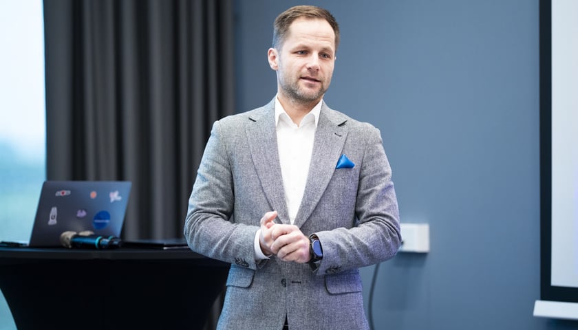 Mateusz Jarząbek ze sp&oacute;łki ARAW S.A., prezentacja raportu KPMG o obecności linii Ryanair we Wrocławiu, Port Lotniczy Wrocław, 30 października 2026
