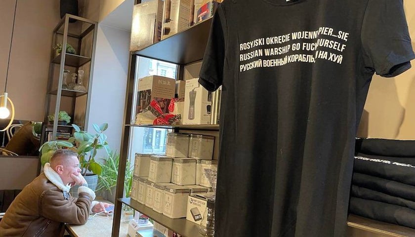 Powiększ obraz: W Paloma Cafe cały dochód ze sprzedaży koszulek z charakterystycznym napisem przeznaczony jest na pomoc Ukrainie.