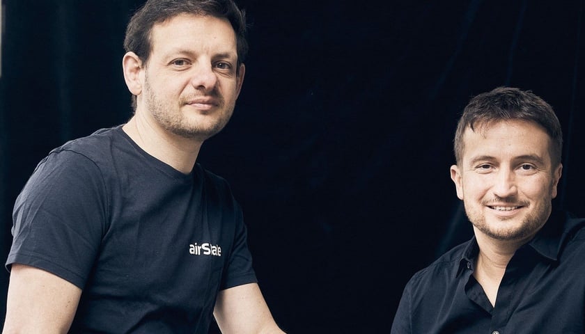 Od prawej strony stoją: Michał Wędzicha – Head of airSlate Poland, Borya Shakhnovich – CEO and Co- founder