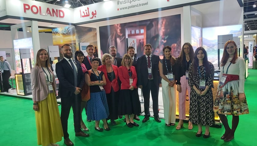 Powiększ obraz: Polska delegacja i przedstawiciele UM Wrocławia na Arabian Travel Market w Dubaju