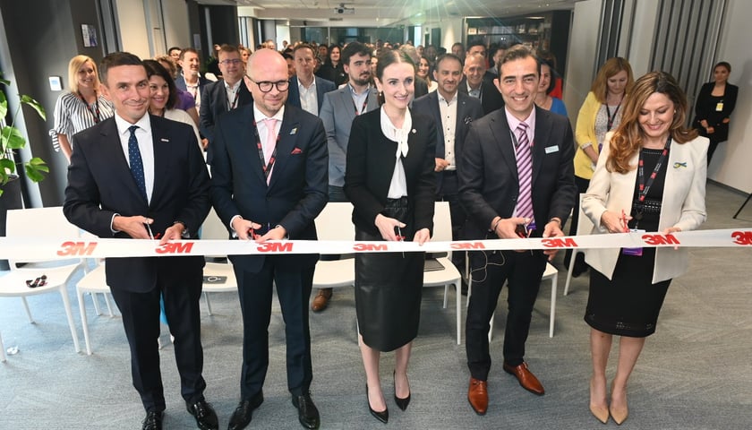 Na zdjęciu od lewej strony: Maciej Borkowski - Vice-President for Wrocław Region at ABSL Poland, Jakub Mazur - wiceprezydent Wrocławia, Dominika Fox-Matulewicz - Executive Director at the American Chamber of Commerce in Poland, Vangelis Savvas - Director at 3M GSC Poland, Judith Garcia Galiana - 3M Senior Vice President