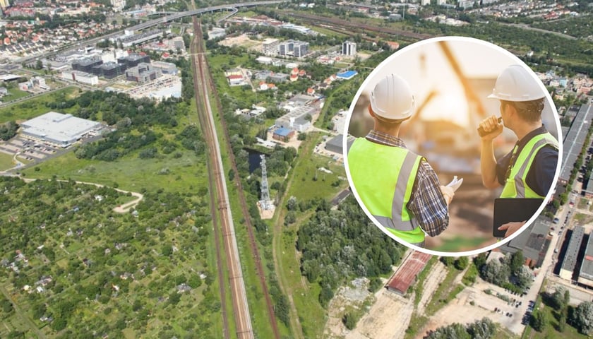 Zdjęcie lotnicze, tereny na sprzedaż, w kółku dwóch mężczyzn na budowie 