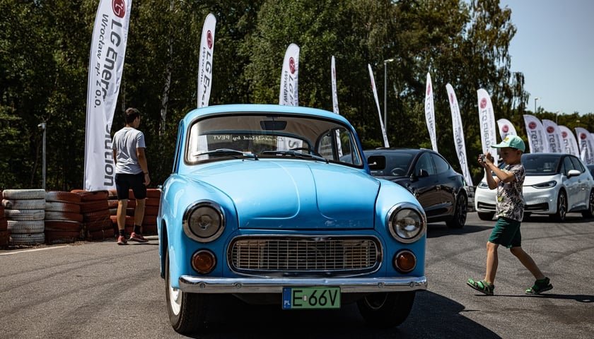 O tym, że od samochodów elektrycznych nie ma już odwrotu świadczyć może fakt, że elektrykiem może być nawet leciwa już Syrenka