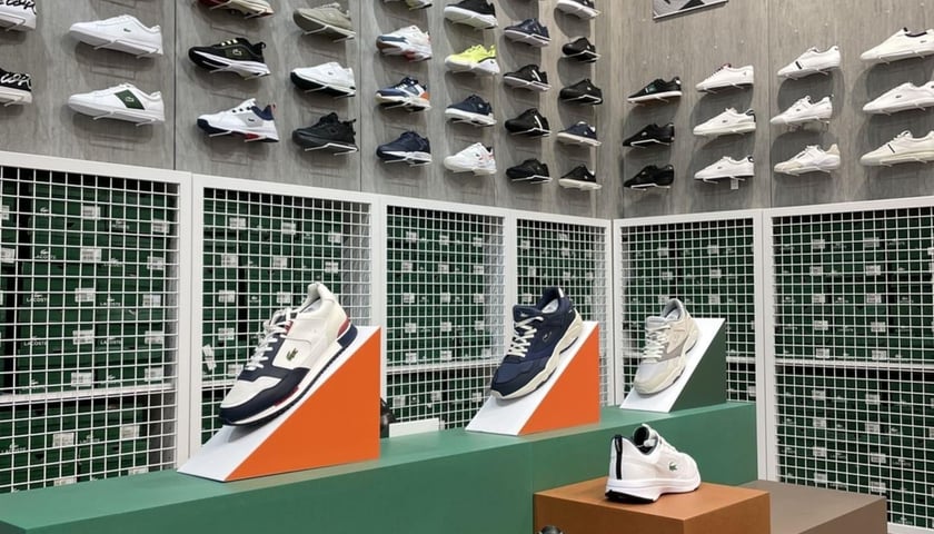 Lacoste w centrum handlowym Wrocław Fashion Outlet (dawne Factory) przy ul Granicznej