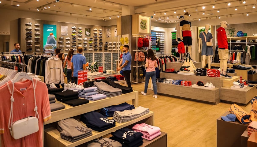 Lacoste w centrum handlowym Wrocław Fashion Outlet (dawne Factory) przy ul Granicznej