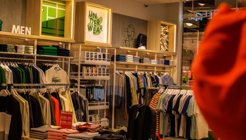 Lacoste w centrum handlowym Wrocław Fashion Outlet (dawne Factory) przy ul Granicznej