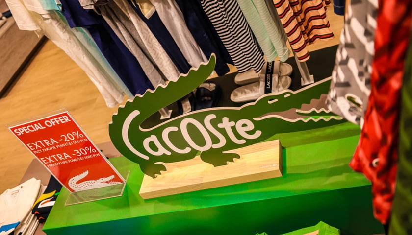 Lacoste w centrum handlowym Wrocław Fashion Outlet (dawne Factory) przy ul Granicznej