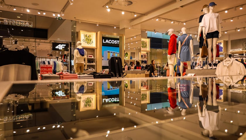 Lacoste w centrum handlowym Wrocław Fashion Outlet (dawne Factory) przy ul Granicznej