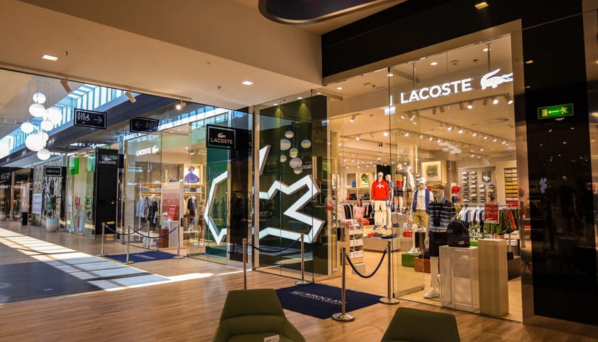 Lacoste w centrum handlowym Wrocław Fashion Outlet (dawne Factory) przy ul Granicznej