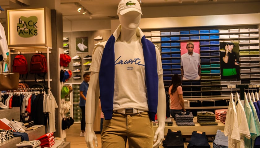 Lacoste w centrum handlowym Wrocław Fashion Outlet (dawne Factory) przy ul Granicznej